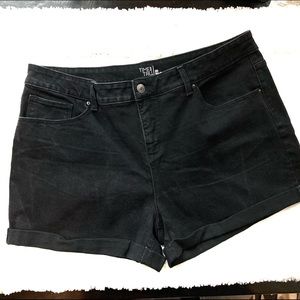 Woman’s black shorts mid-rise size 20